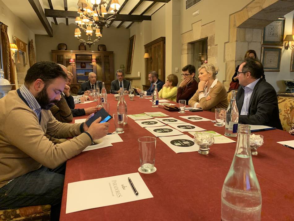 El Consejero de Innovación, Industria, Turismo y Comercio del Gobierno de Cantabria felicita el proyecto de accesibilidad sensorial que aplicarán ocho restaurantes de Santillana del Mar, 6